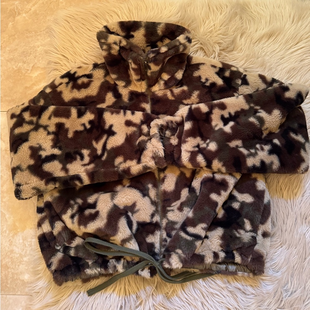 Like new , zip up Camo jacket with waist tie , very soft and fluffy